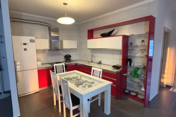 Shtepi me qera Apartament ne Tirane, 2+1, Mobilimi E mobiluar, Pagesa 600  Euro.