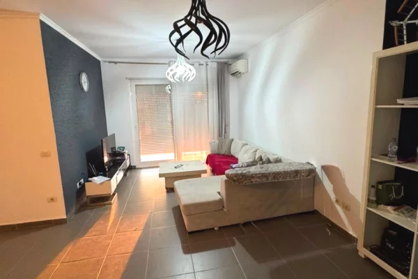 Shtepi me qera Apartament ne Tirane, 2+1, Mobilimi E mobiluar, Pagesa 600  Euro.