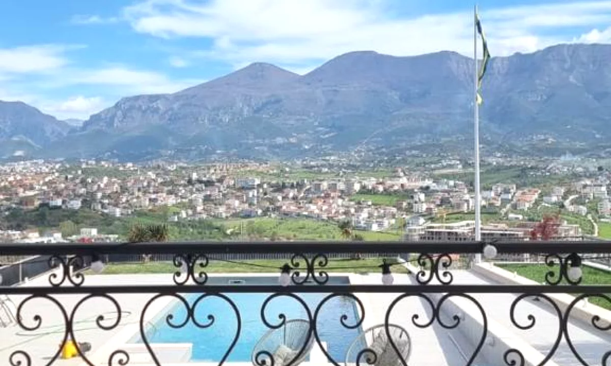Shtepi me qera Vila Luksoze ne Tirane, 5+1, Mobilimi E mobiluar, Pagesa 4,000  Euro.