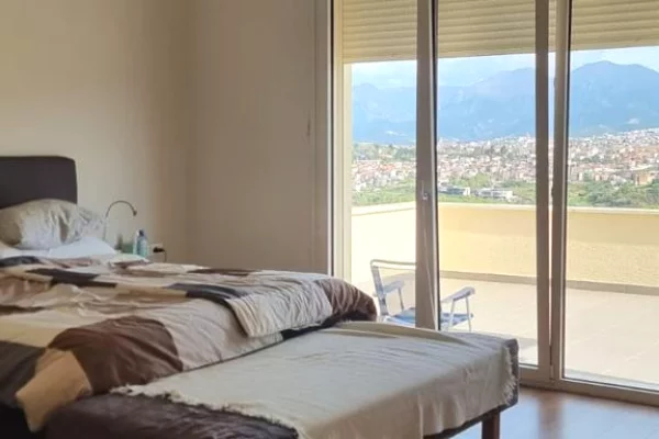 Shtepi me qera Vila Luksoze ne Tirane, 5+1, Mobilimi E mobiluar, Pagesa 4,000  Euro.