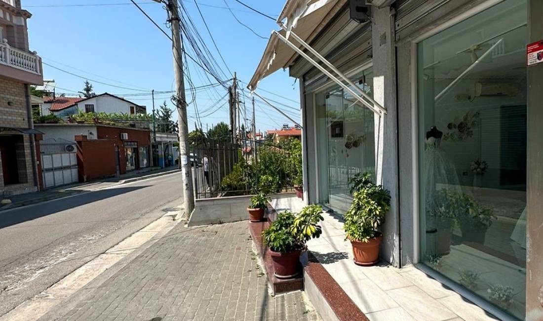 Ambient Biznesi/ Dyqan per qira 390 Euro - Rrethrrotullimi i Saukut