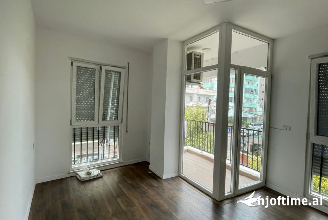 📢Jepet Zyre me Qira te Komuna e Parisit, Sip: 94 m2🔑*