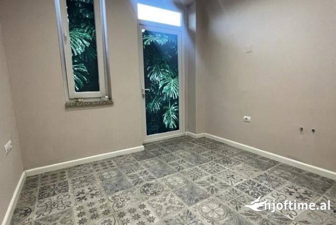 Ambiente Commerciale in Affitto 3+1 a Tirana - 700 Euro
