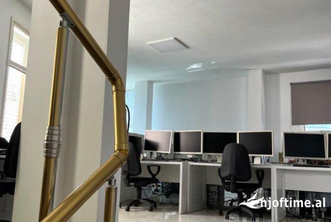 Ambiente Commerciale in Affitto 3+1 a Tirana - 2,000 Euro