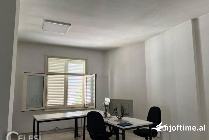 Ambiente Commerciale in Affitto 3+1 a Tirana - 2,000 Euro