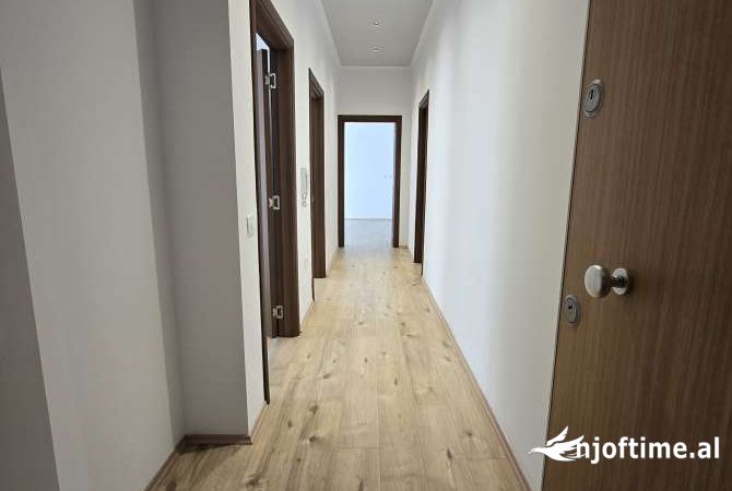 Ambiente Commerciale in Affitto 3+1 a Tirana - 700 Euro