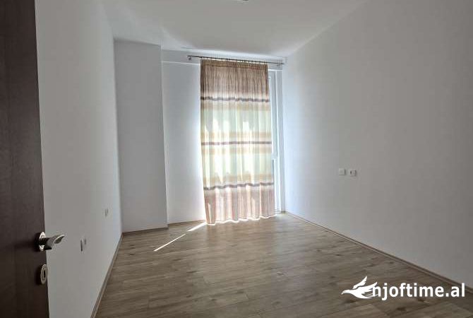 Ambiente Commerciale in Affitto 3+1 a Tirana - 700 Euro