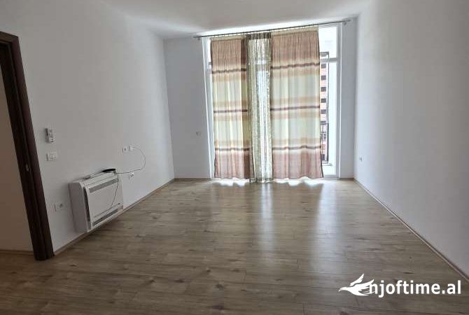 Ambiente Commerciale in Affitto 3+1 a Tirana - 700 Euro
