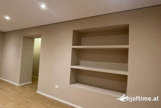 Ambiente Commerciale in Affitto 3+1 a Tirana - 900 Euro