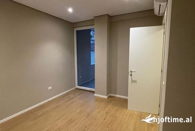 Ambiente Commerciale in Affitto 3+1 a Tirana - 900 Euro
