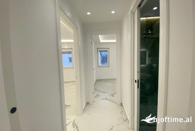 Ambiente Commerciale in Affitto 3+1 a Tirana - 1,000 Euro