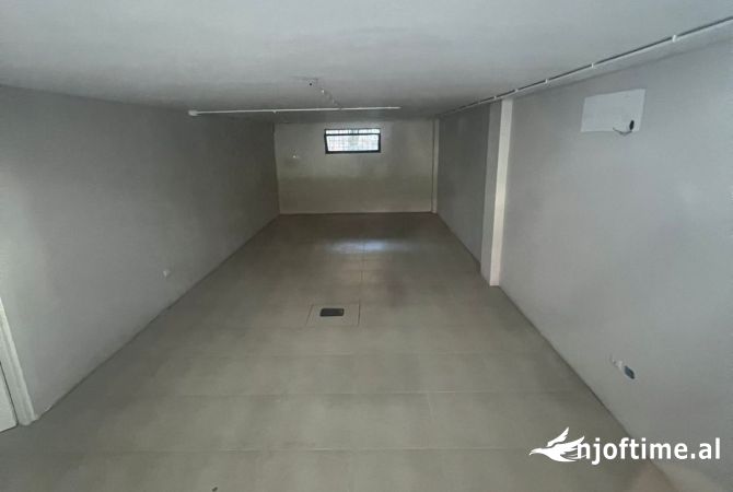 Ambiente Commerciale in Affitto 3+1 a Tirana - 2,500 Euro