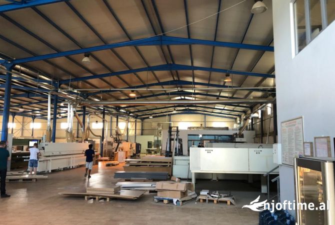 Ambiente Commerciale in Affitto 4+1 a Tirana - 7,000 Euro