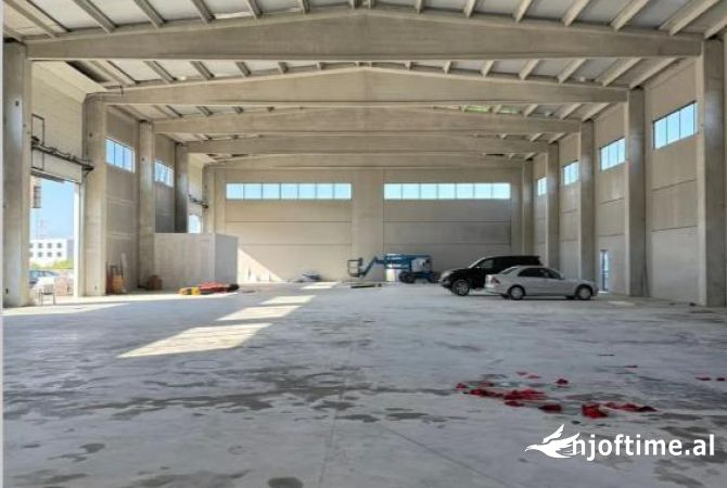 Ambiente Commerciale in Affitto 4+1 a Tirana - 7,500 Euro