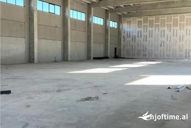Ambiente Commerciale in Affitto 4+1 a Tirana - 7,500 Euro