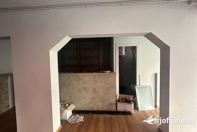 Ambiente Commerciale in Affitto 1+1 a Tirana - 1,000 Euro