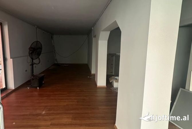 Ambiente Commerciale in Affitto 1+1 a Tirana - 1,000 Euro