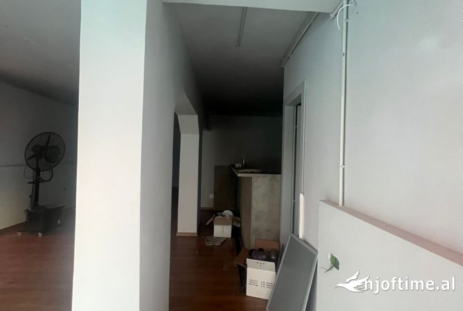 Ambiente Commerciale in Affitto 1+1 a Tirana - 1,000 Euro