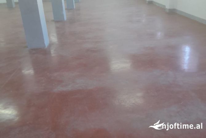 Ambiente Commerciale in Affitto 4+1 a Tirana - 1,500 Euro