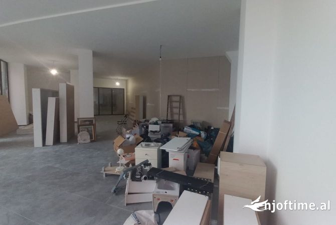 Ambiente Commerciale in Affitto 2+1 a Tirana - 1,200 Euro