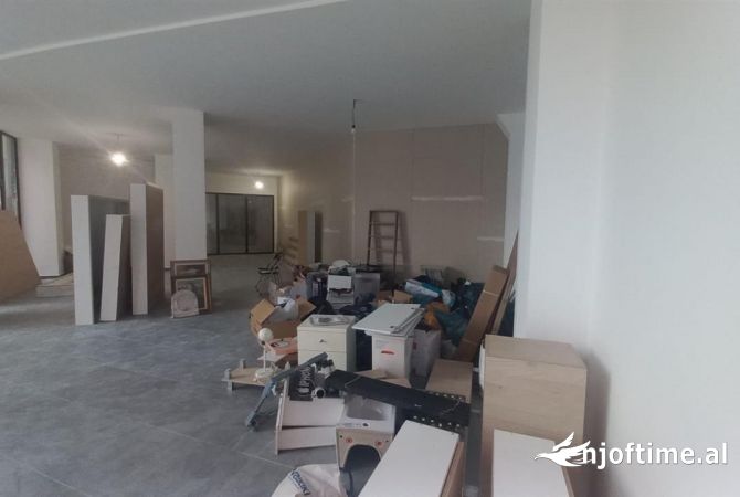 Ambiente Commerciale in Affitto 2+1 a Tirana - 1,200 Euro