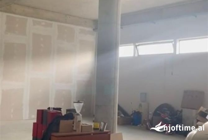 Ambiente Commerciale in Affitto 4+1 a Tirana - 1,200 Euro