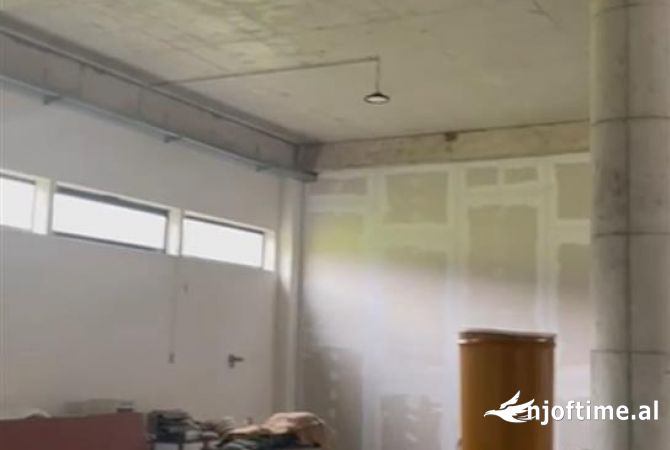 Ambiente Commerciale in Affitto 4+1 a Tirana - 1,200 Euro