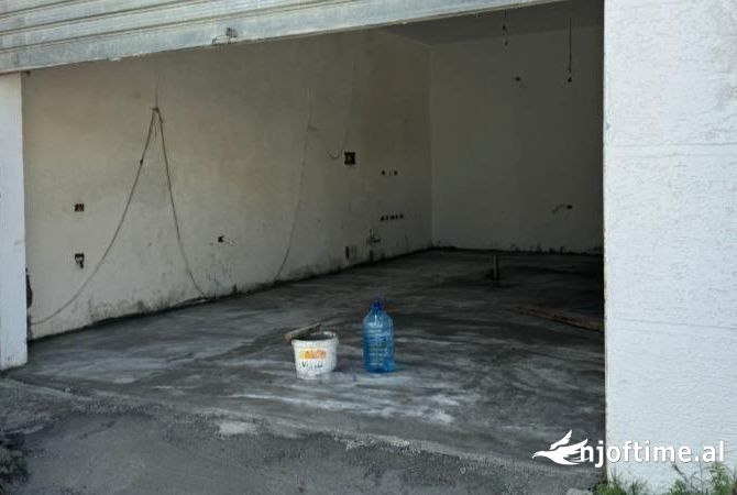 Ambiente Commerciale in Affitto 6+1 a Tirana - 500 Euro