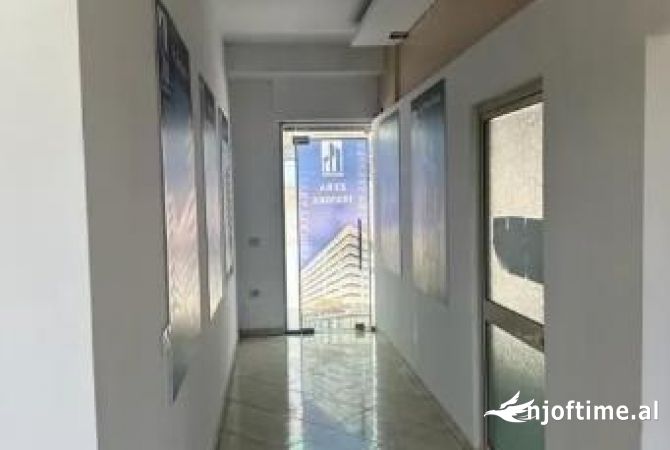 Ambiente Commerciale in Affitto 3+1 a Tirana - 700 Euro