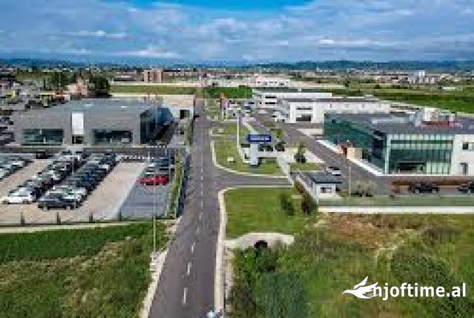 Ambiente Commerciale in Affitto 4+1 a Tirana - 6,800 Euro