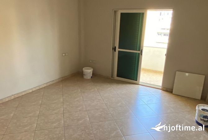 Ambiente Commerciale in Affitto 3+1 a Tirana - 800 Euro