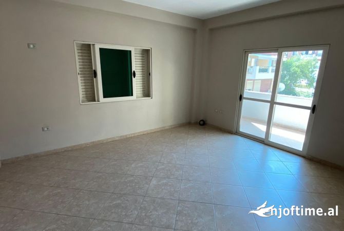 Ambiente Commerciale in Affitto 3+1 a Tirana - 800 Euro