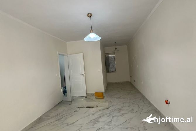 Ambiente Commerciale in Affitto 3+1 a Tirana - 550 Euro