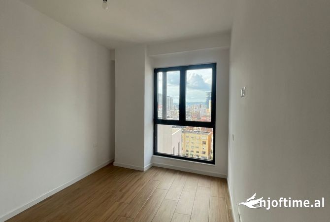 Ambiente Commerciale in Affitto 3+1 a Tirana - 800 Euro