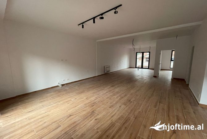 Ambiente Commerciale in Affitto 3+1 a Tirana - 3,500 Euro