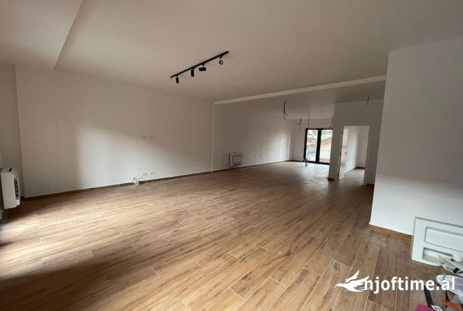 Ambiente Commerciale in Affitto 3+1 a Tirana - 3,500 Euro