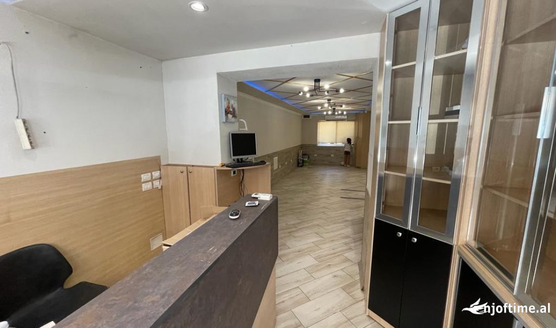 📢Dyqan ne Shitje prane Vasil Shantos me Sip: 42 m2🔑