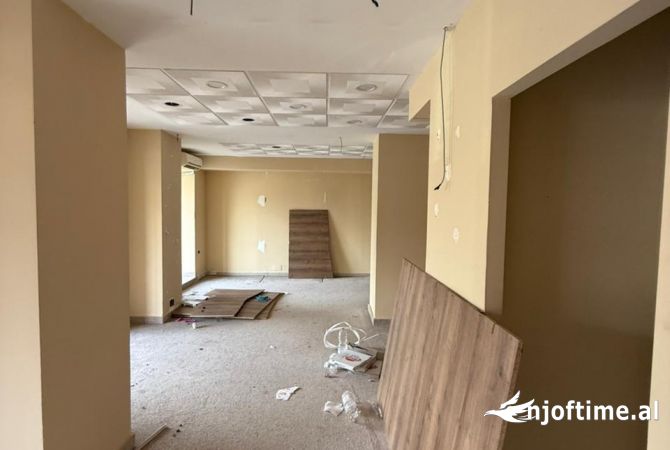 Ambiente Commerciale in Vendita 1+1 a Tirana - 755,000 Euro