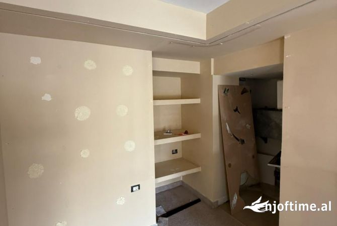 Ambiente Commerciale in Vendita 1+1 a Tirana - 755,000 Euro