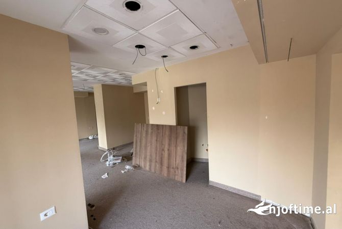 Ambiente Commerciale in Vendita 1+1 a Tirana - 755,000 Euro