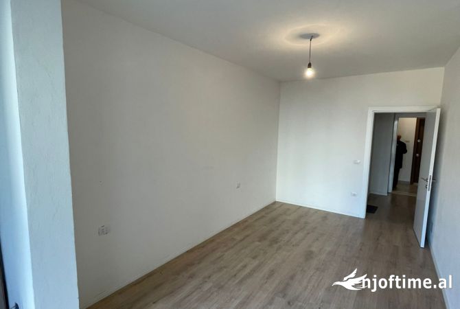 Ambiente Commerciale in Affitto 3+1 a Tirana - 350 Euro