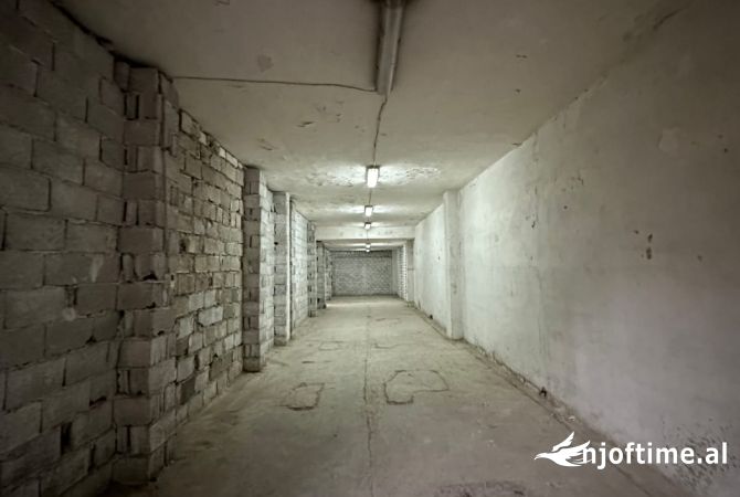 Ambiente Commerciale in Affitto 4+1 a Tirana - 700 Euro