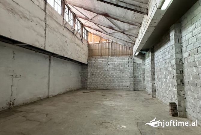 Ambiente Commerciale in Affitto 4+1 a Tirana - 700 Euro