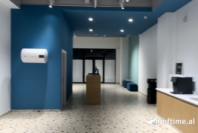 Ambiente Commerciale in Affitto 1+1 a Tirana - 2,000 Euro