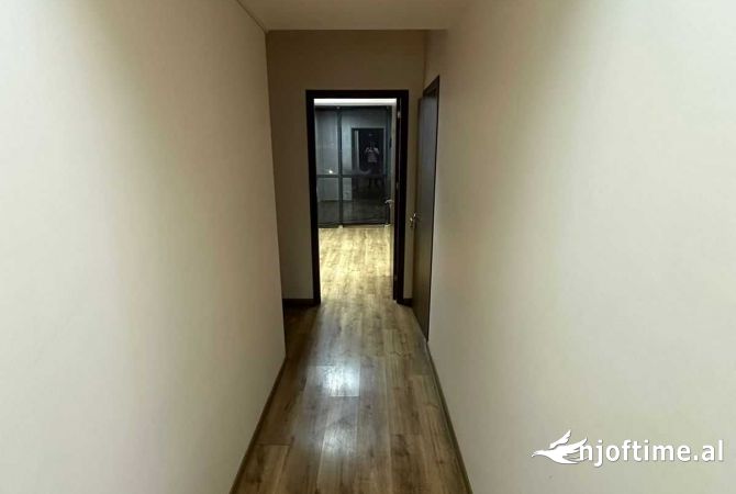 Ambiente Commerciale in Affitto 3+1 a Tirana - 5,280 Euro