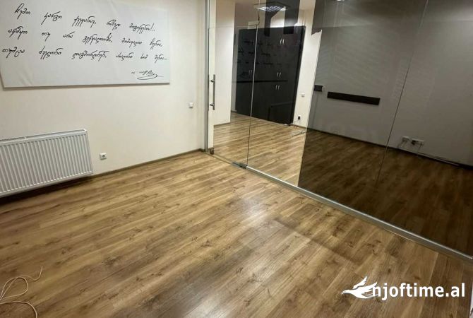 Ambiente Commerciale in Affitto 3+1 a Tirana - 5,280 Euro