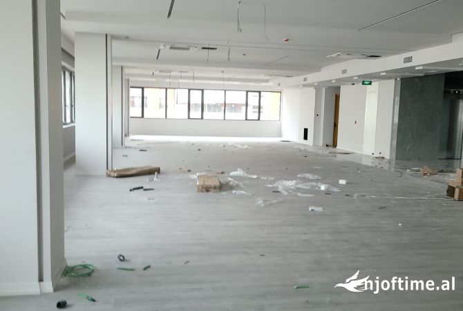 Ambiente Commerciale in Affitto 3+1 a Tirana - 5,500 Euro