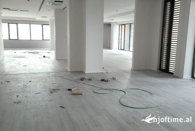 Ambiente Commerciale in Affitto 3+1 a Tirana - 5,500 Euro