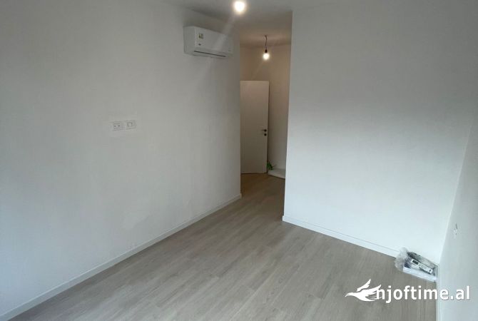 Ambiente Commerciale in Affitto 3+1 a Tirana - 700 Euro