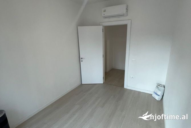 Ambiente Commerciale in Affitto 3+1 a Tirana - 700 Euro